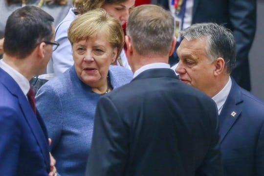 Bundeskanzlerin Angela Merkel im Gespräch mit Ungarns Ministerpräsident Viktor Orban (r-l), dem rumänischen Präsidenten Klaus Johannis und dem polnischen Regierungschef Mateusz Morawiecki.
