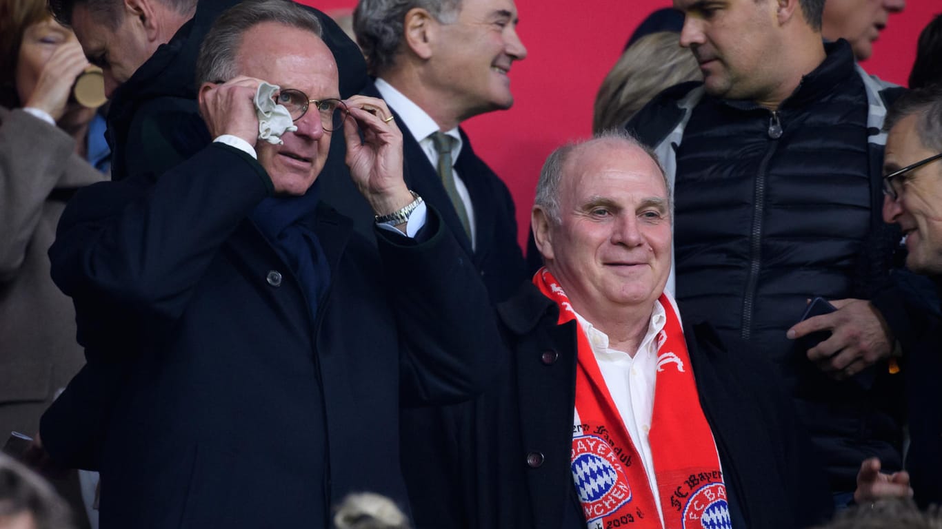 Karl-Heinz Rummenigge und Uli Hoeneß auf der Tribüne in Amsterdam. Der FC Bayern spielte nur 3:3, mit ihrem Sportdirektor waren die Chefs trotzdem zufrieden.