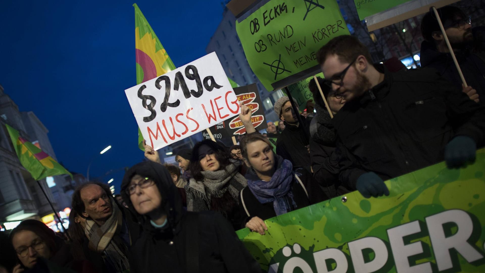 Proteste gegen den Paragrafen 219a am Weltfrauentag: Werbung für Schwangerschaftsabbrüche ist in Deutschland verboten. Kritiker setzen sich für eine Abschaffung des Artikels ein. Proteste gegen den Paragrafen 219a am Weltfrauentag: Werbung für Schwangerschaftsabbrüche ist in Deutschland verboten. Kritiker setzen sich für eine Abschaffung des Artikels ein.