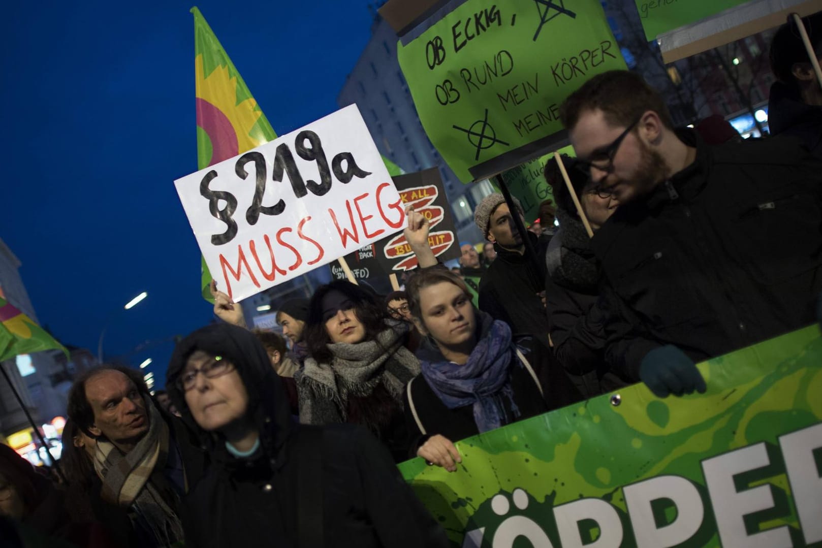Proteste gegen den Paragrafen 219a am Weltfrauentag: Werbung für Schwangerschaftsabbrüche ist in Deutschland verboten. Kritiker setzen sich für eine Abschaffung des Artikels ein.