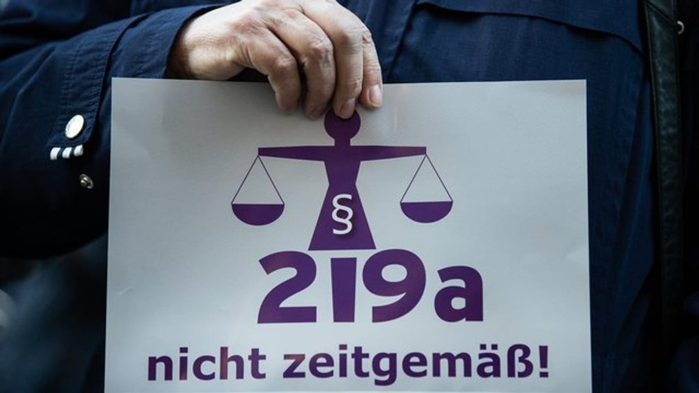 Für eine Abschaffung des umstrittenen Paragrafen 219a gäbe es im Bundestag eigentlich eine Mehrheit.