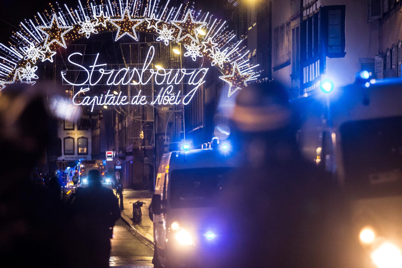 Polizei sichert in Straßburg der Eingang zum Weihnachtsmarkt: Die Regierungen sollten mehr Kraft darauf verwenden, Intensivtäter und Clan-Kriminalität zu bekämpfen, meint unsere Kolumnistin Lamya Kaddor.