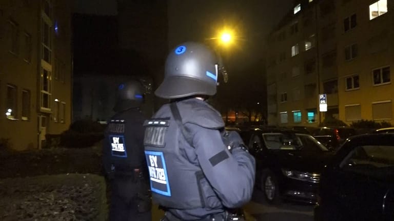 Einsatzkräfte der Polizei in Nürnberg: Im Stadtteil St. Johannis wurden am Donnerstag drei Frauen bei Messerangriffen schwer verletzt. Die Suche nach dem unbekannten Täter läuft auf Hochtouren.