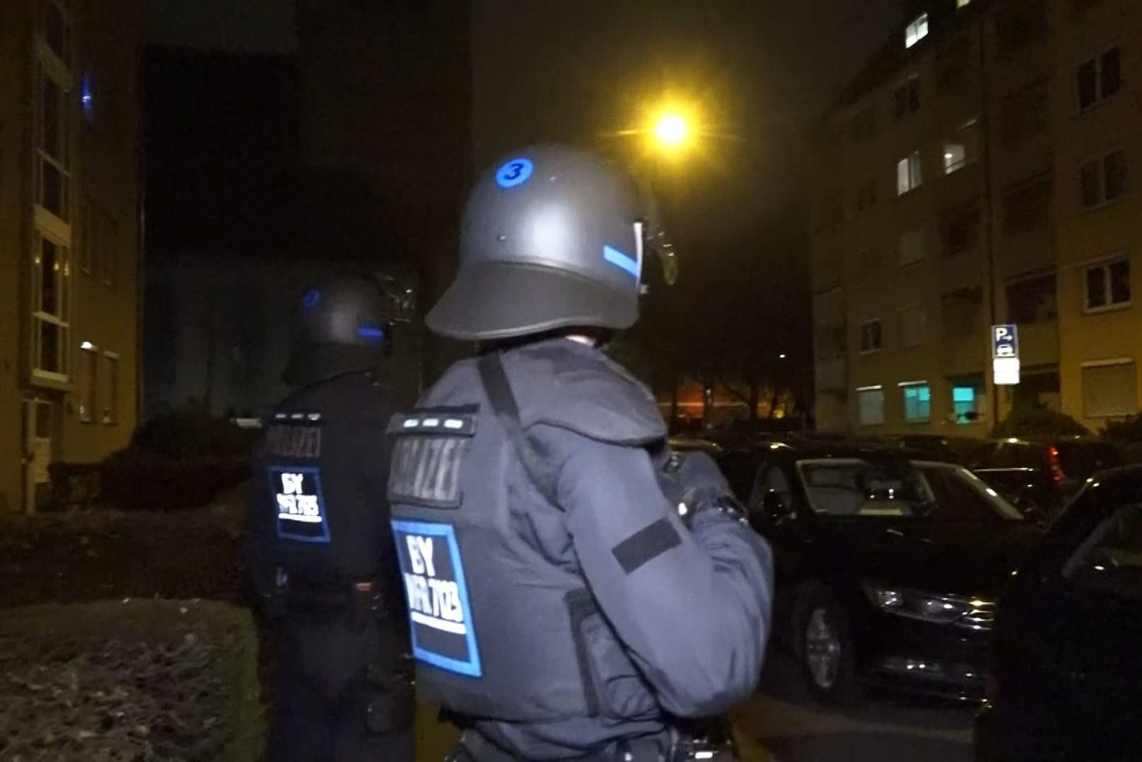 Einsatzkräfte der Polizei in Nürnberg: Im Stadtteil St. Johannis wurden am Donnerstag drei Frauen bei Messerangriffen schwer verletzt. Die Suche nach dem unbekannten Täter läuft auf Hochtouren.