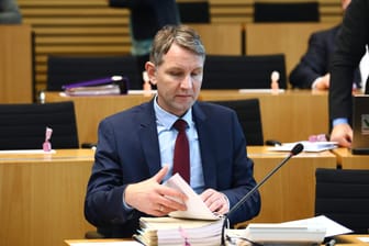 Björn Höcke im Plenarsaal des Thüringer Landtags: Die Immunität des AfD-Politikers wurde aufgehoben. Damit ist der Weg für Ermittlungen gegen ihn frei.