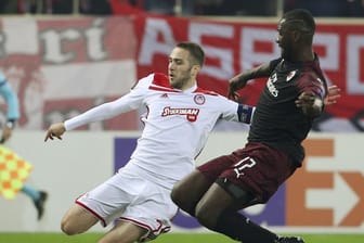 Olympiakos Piräus um Kostas Fortounis (l) setzte sich gegen den AC Mailand durch.