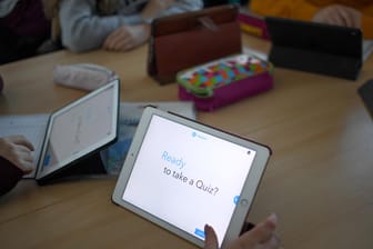 Schüler eines Gymnasiums arbeiten mit einem iPad: Bis alle Schulen mit Tablets ausgestattet werden können, ist es noch ein langer Weg.