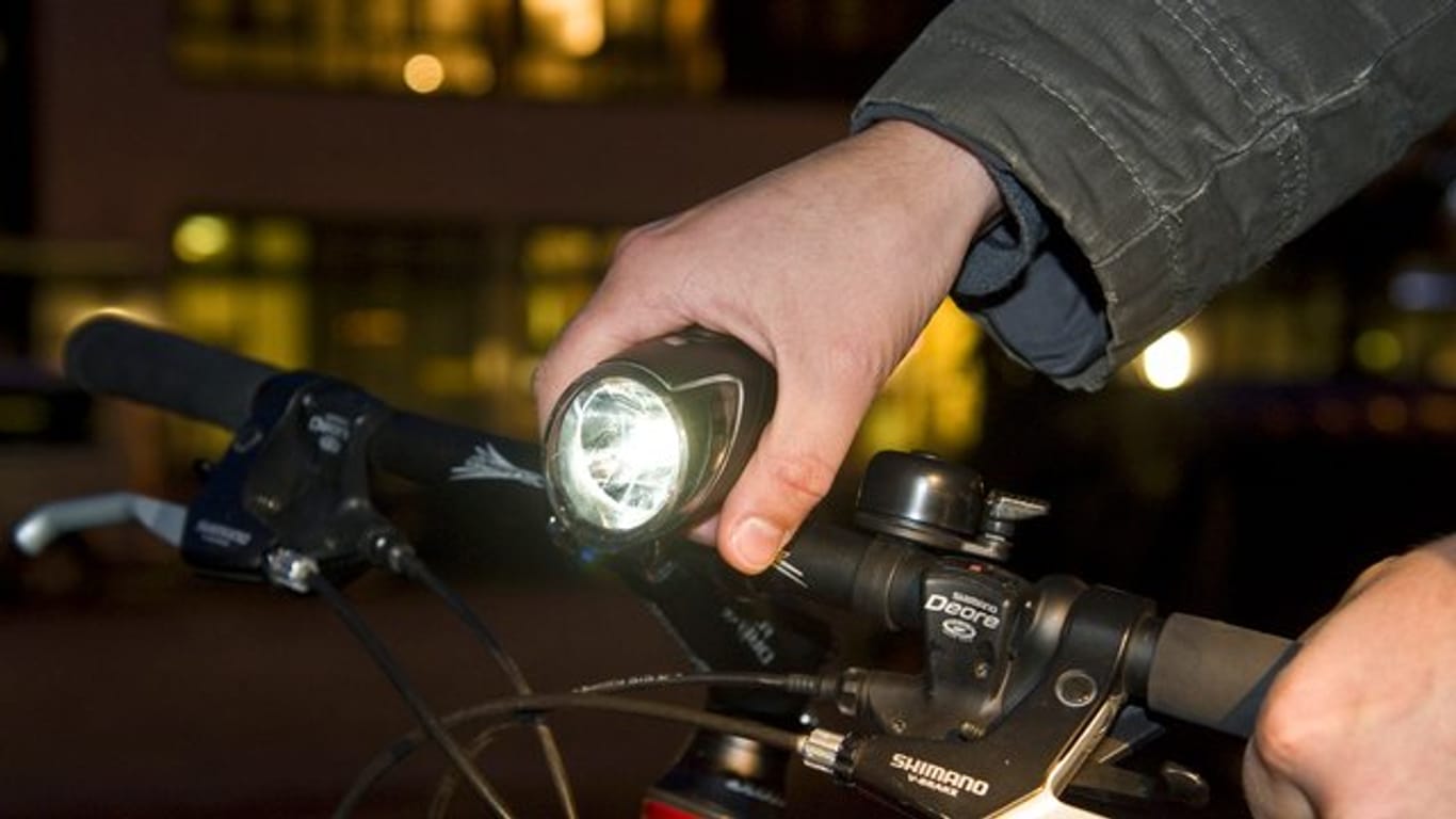 Ob die LED-Scheinwerfer den Gegenverkehr blenden können, prüfen Radfahrer am besten an einer Hauswand.