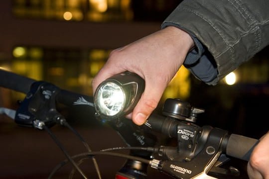 Ob die LED-Scheinwerfer den Gegenverkehr blenden können, prüfen Radfahrer am besten an einer Hauswand.