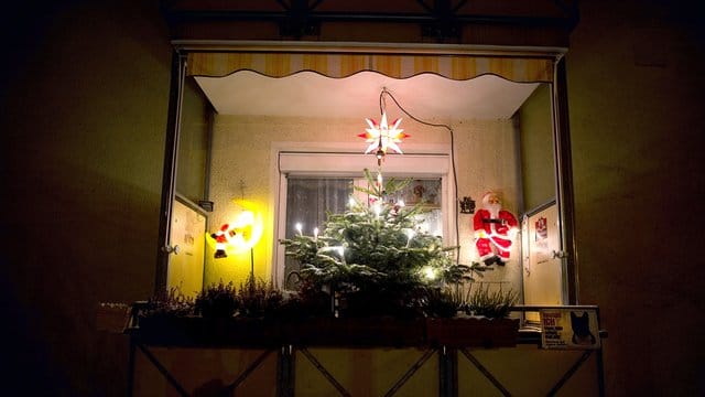 Wenn der Weihnachtsschmuck von der Straße aus zu sehen ist, stellt er eine optische Beeinträchtigung dar.