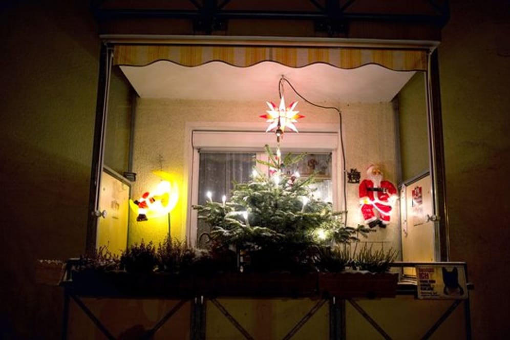 Wenn der Weihnachtsschmuck von der Straße aus zu sehen ist, stellt er eine optische Beeinträchtigung dar.