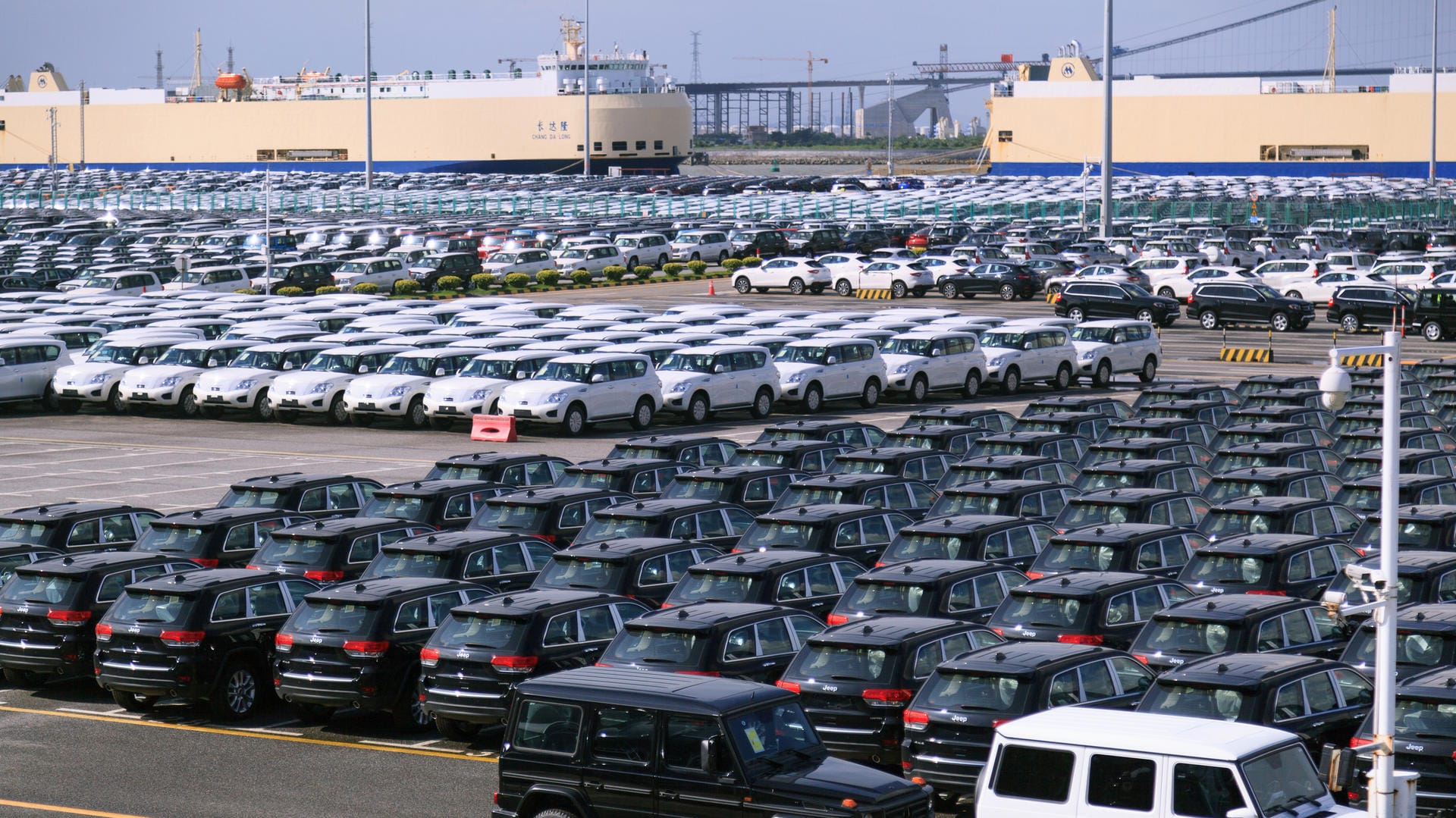 Der Hafen von Guangzhou in China: Auf einem Parkplatz in der Nansha-Handelszone stehen Neuwagen der US-amerikanischen Automarke Jeep. Ab Januar will China die Sonerzölle auf US-Fahrzeuge aussetzen. Der Hafen von Guangzhou in China: Auf einem Parkplatz in der Nansha-Handelszone stehen Neuwagen der US-amerikanischen Automarke Jeep. Ab Januar will China die Sonerzölle auf US-Fahrzeuge aussetzen.