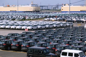 Der Hafen von Guangzhou in China: Auf einem Parkplatz in der Nansha-Handelszone stehen Neuwagen der US-amerikanischen Automarke Jeep. Ab Januar will China die Sonerzölle auf US-Fahrzeuge aussetzen.
