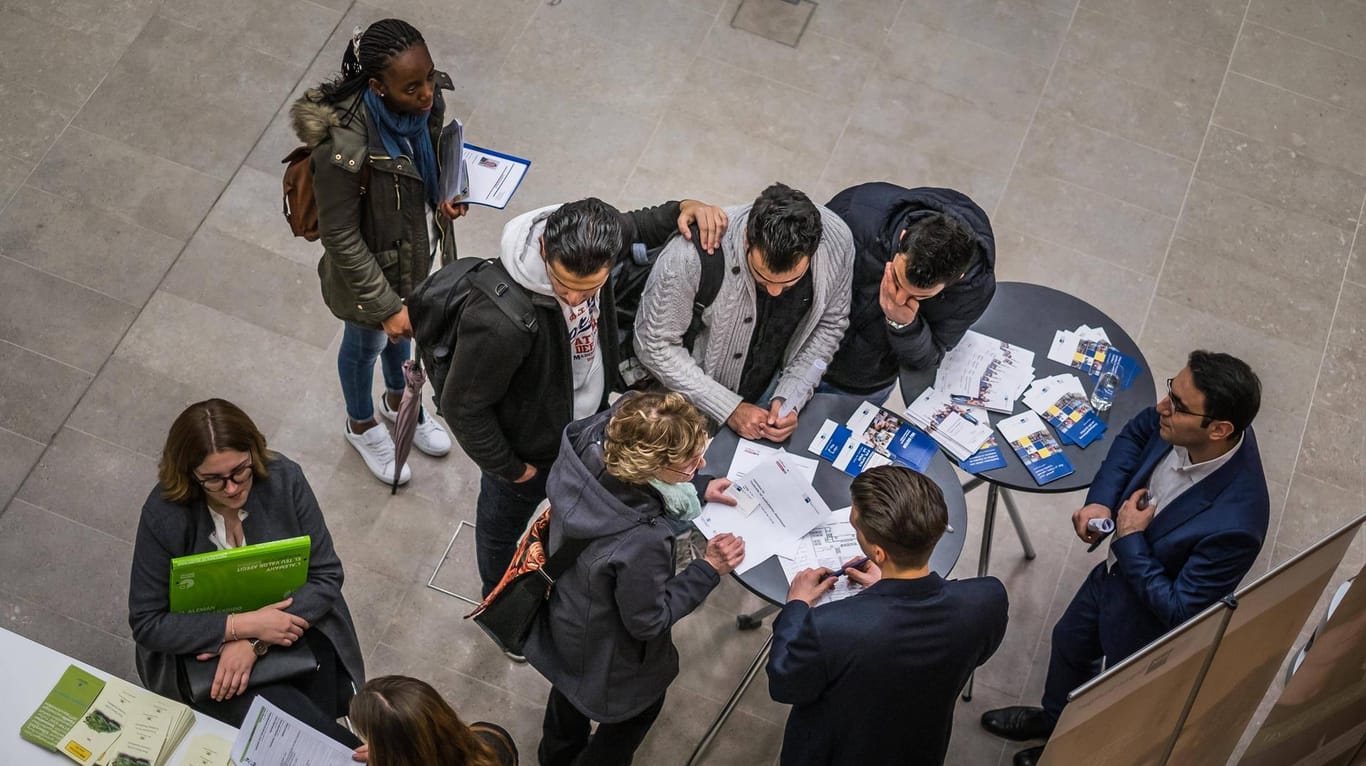 Bewerber bei einer Jobmesse für ausländische Fachkräfte und Geflüchtete: Die große Mehrheit der erwerbstätigen Flüchtlinge geht einer sozialversicherungspflichtigen Beschäftigung nach.