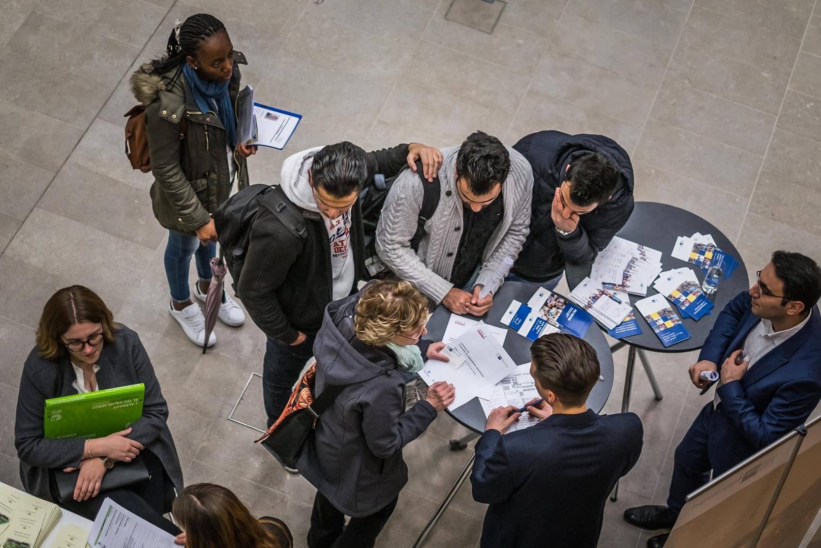 Bewerber bei einer Jobmesse für ausländische Fachkräfte und Geflüchtete: Die große Mehrheit der erwerbstätigen Flüchtlinge geht einer sozialversicherungspflichtigen Beschäftigung nach.