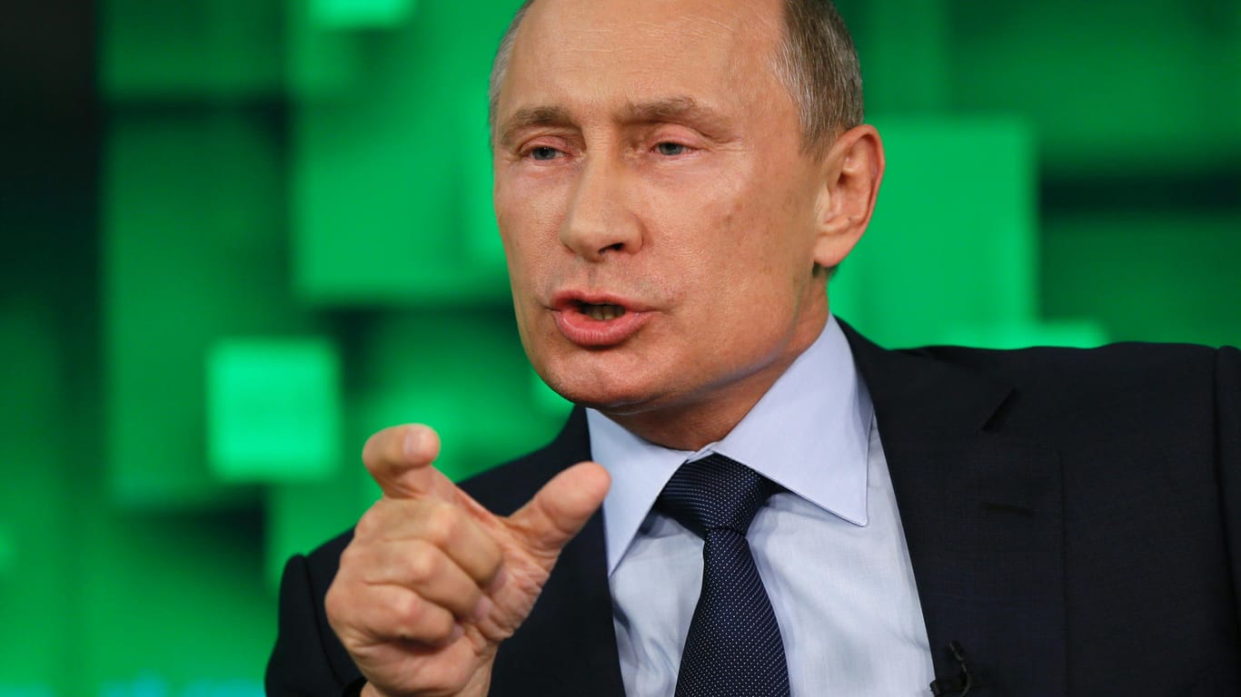 Der russische Präsident Wladimir Putin in einem Studio von "Russia Today" im Jahr 2013: Die deutsche Bundesregierung geht davon aus, dass russische Auslandsmedien in Deutschland Propaganda im Auftrag des Kremls verbreiten.