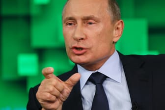 Der russische Präsident Wladimir Putin in einem Studio von "Russia Today" im Jahr 2013: Die deutsche Bundesregierung geht davon aus, dass russische Auslandsmedien in Deutschland Propaganda im Auftrag des Kremls verbreiten.