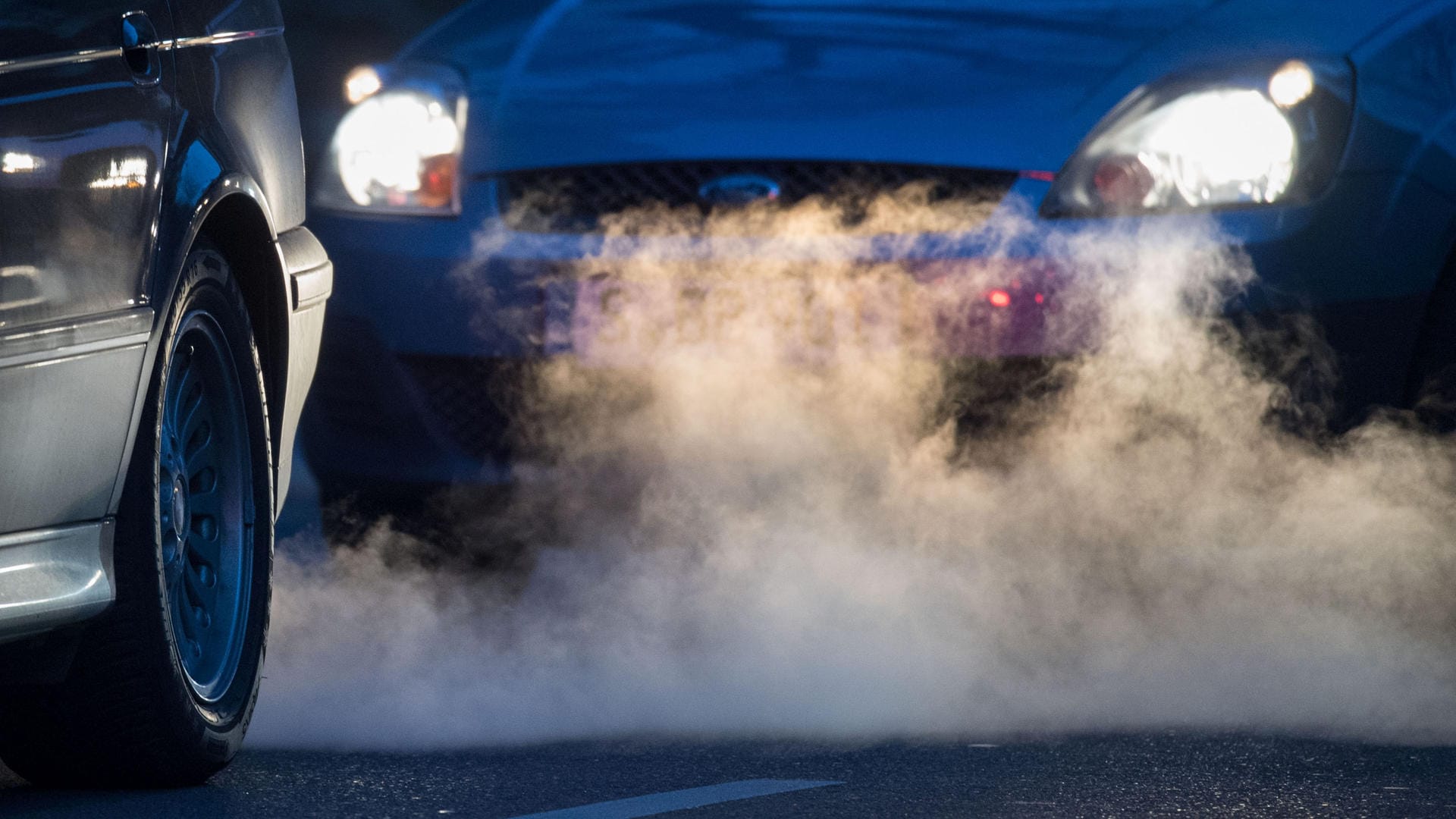 Abgase aus dem Auspuff: Darmstadt soll sich gemäß der außergerichtlichen Einigung dazu verpflichten, den öffentlichen Nah- und Radverkehr zu fördern.