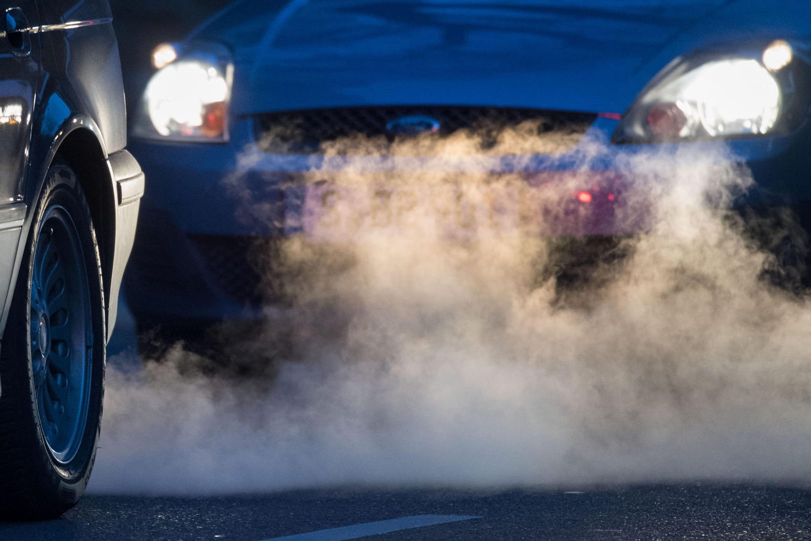 Abgase aus dem Auspuff: Darmstadt soll sich gemäß der außergerichtlichen Einigung dazu verpflichten, den öffentlichen Nah- und Radverkehr zu fördern.