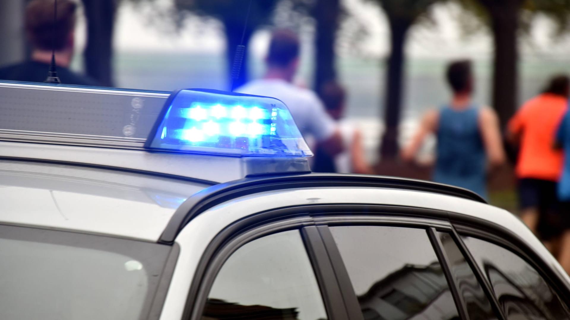 Blaulicht eines Polizeiwagens: Der Angreifer befindet sich in Untersuchungshaft. Blaulicht eines Polizeiwagens: Der Angreifer befindet sich in Untersuchungshaft.