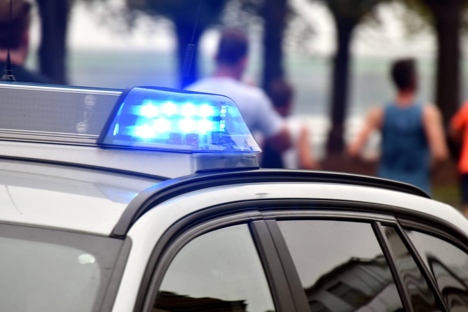 Blaulicht eines Polizeiwagens: Der Angreifer befindet sich in Untersuchungshaft.
