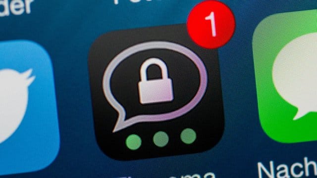 Threema-Nutzer können im neuen Threema Safe nun alle wichtigen Informationen ihres Kontos sichern - und auch auf andere Betriebssysteme übertragen. Threema-Nutzer können im neuen Threema Safe nun alle wichtigen Informationen ihres Kontos sichern - und auch auf andere Betriebssysteme übertragen.