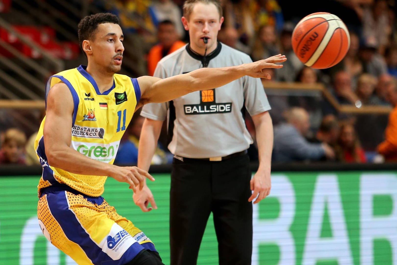 Joel Aminu in Action: Normalerweise spielen die Basketballer von Phoenix Hagen in der 2. Bundesliga. Am Sonntag konzentriert sich in der Krollmann-Arena alles auf die Gäste des Vereins-Weihnachtsmarktes.