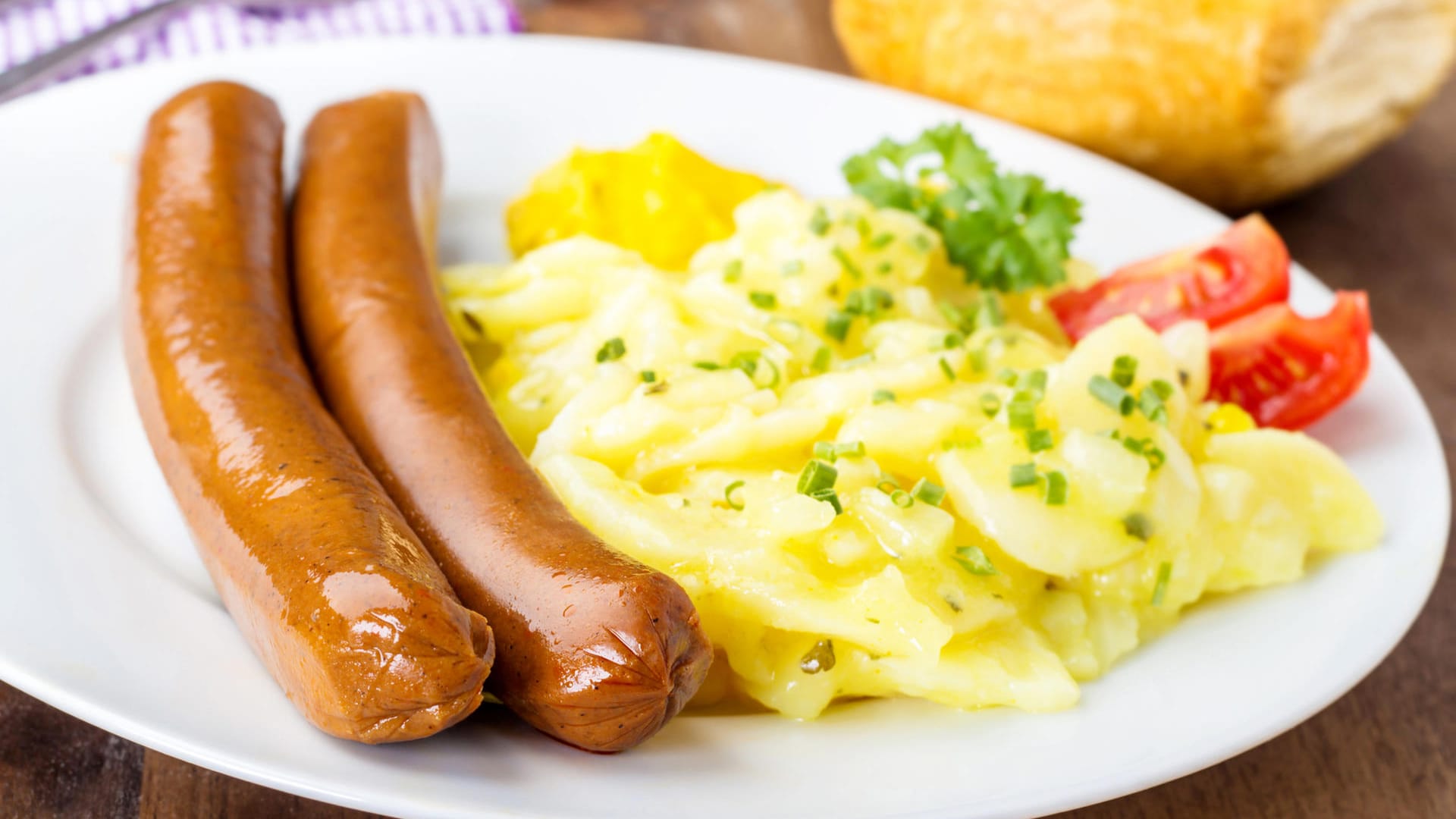 Klassisches Weihnachtsessen: Bei vielen kommt traditionell Kartoffelsalat mit Würstchen auf den Tisch.