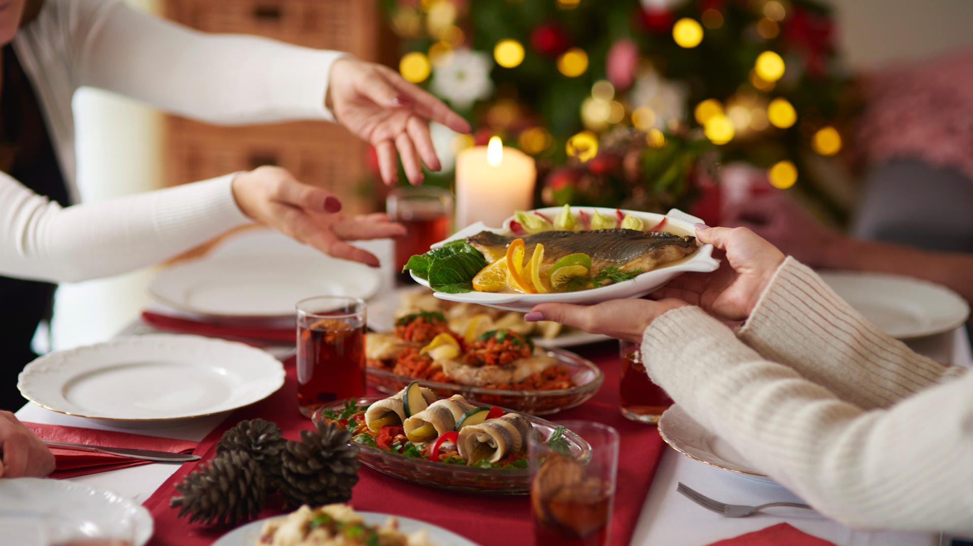 Festtafel: Auch Fisch essen viele an Weihnachten.