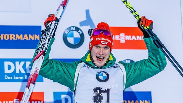 Benedikt Doll freut sich über seinen dritten Platz in Hochfilzen.