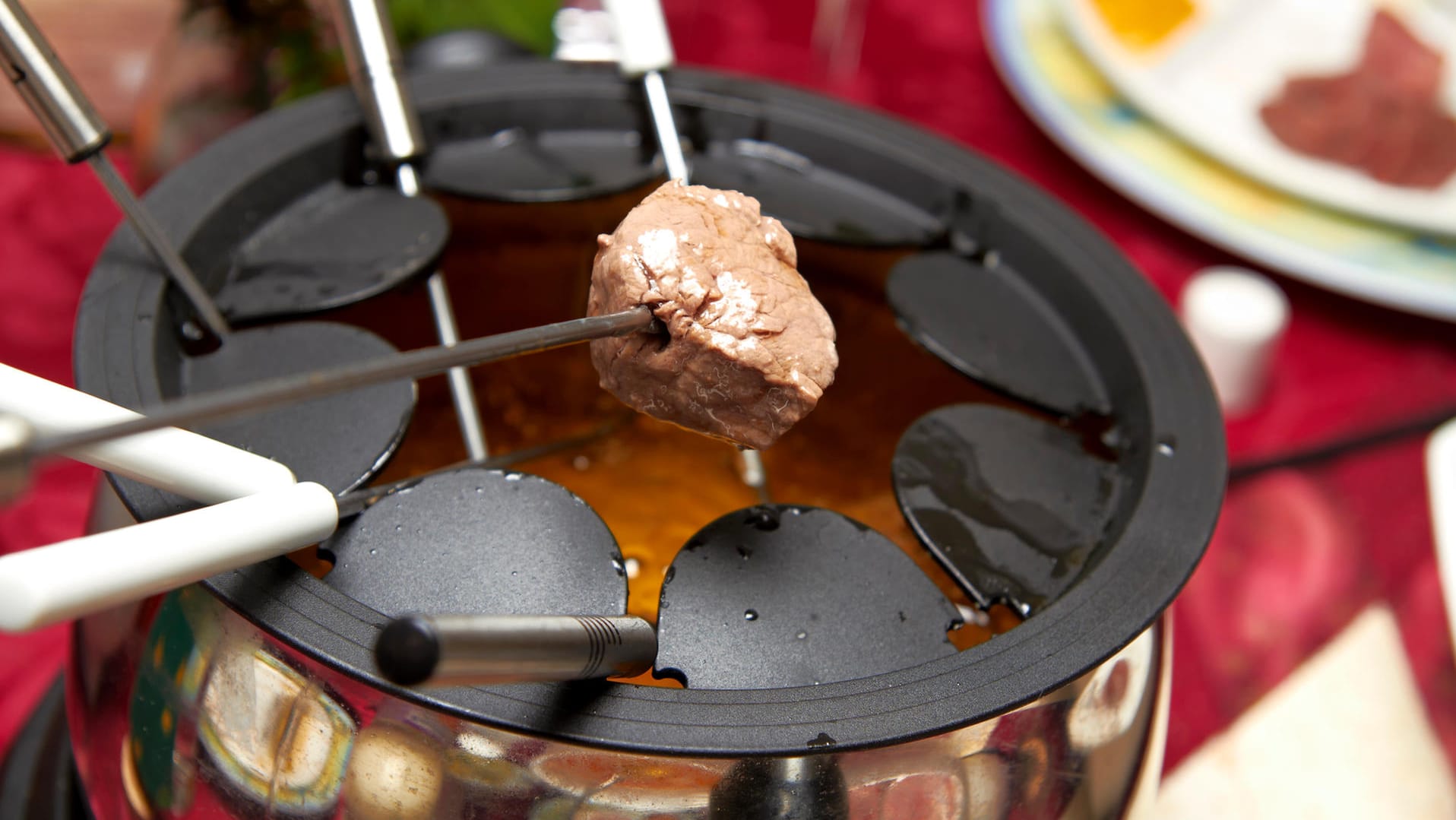 Fondue: Gesellig wird das Weihnachtsessen, wenn Sie sich für das Essen am Spieß entscheiden.