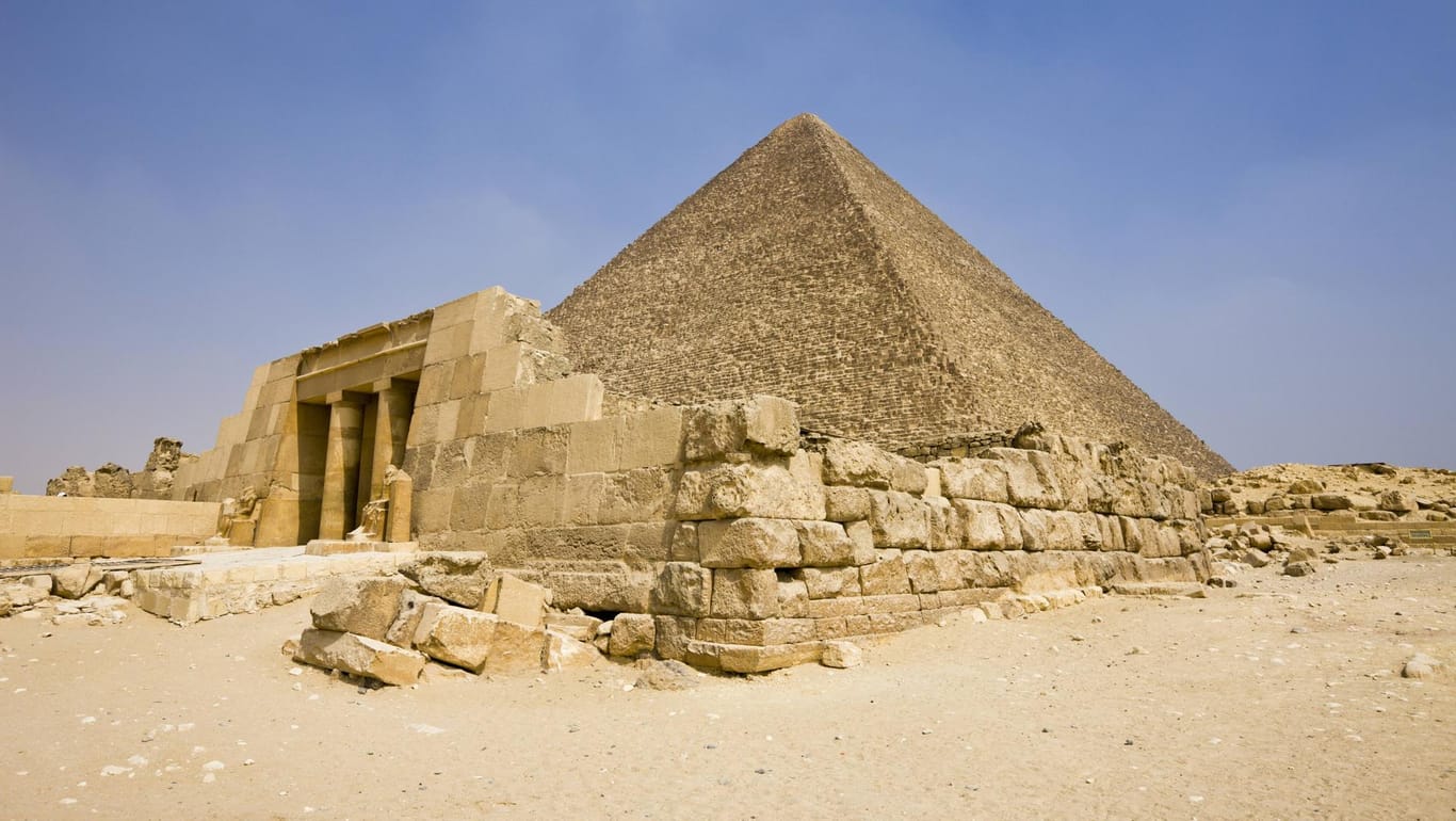 Die Cheops-Pyramide in Äypten: Es ist streng verboten, auf die Pyramide zu klettern – dem dänischen Paar gelang das nur dank ihrer Unterstützung. (Archivbild)