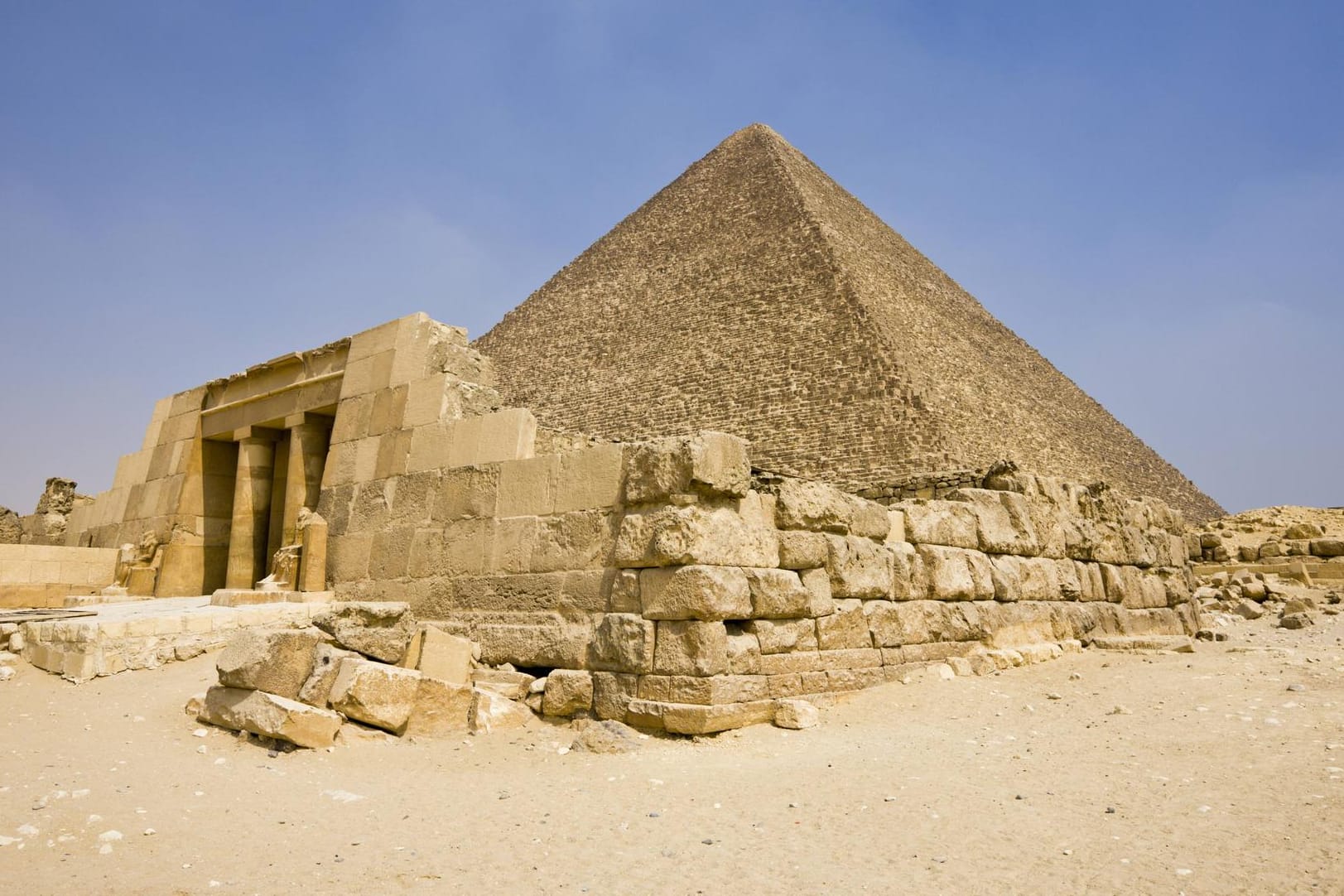 Die Cheops-Pyramide in Äypten: Es ist streng verboten, auf die Pyramide zu klettern – dem dänischen Paar gelang das nur dank ihrer Unterstützung. (Archivbild)