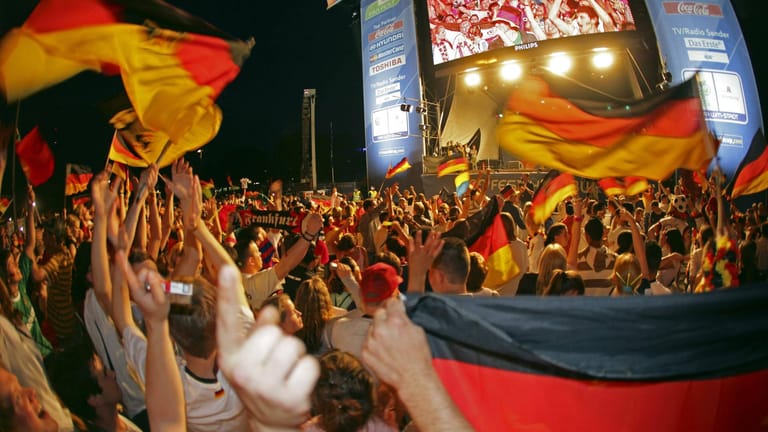 Das Fußball-Sommermärchen 2006: Beim Public-Viewing feiern die deutschen Gastgeber mit.