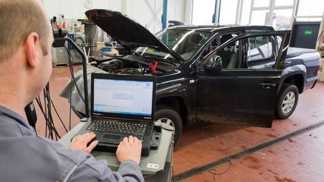 Bis zum Jahresende sollten nach Zusagen der deutschen Hersteller 5,3 Millionen Diesel-Fahrzeuge umgerüstet werden - die Zahl ist nur noch schwer zu erfüllen. Bis zum Jahresende sollten nach Zusagen der deutschen Hersteller 5,3 Millionen Diesel-Fahrzeuge umgerüstet werden - die Zahl ist nur noch schwer zu erfüllen.