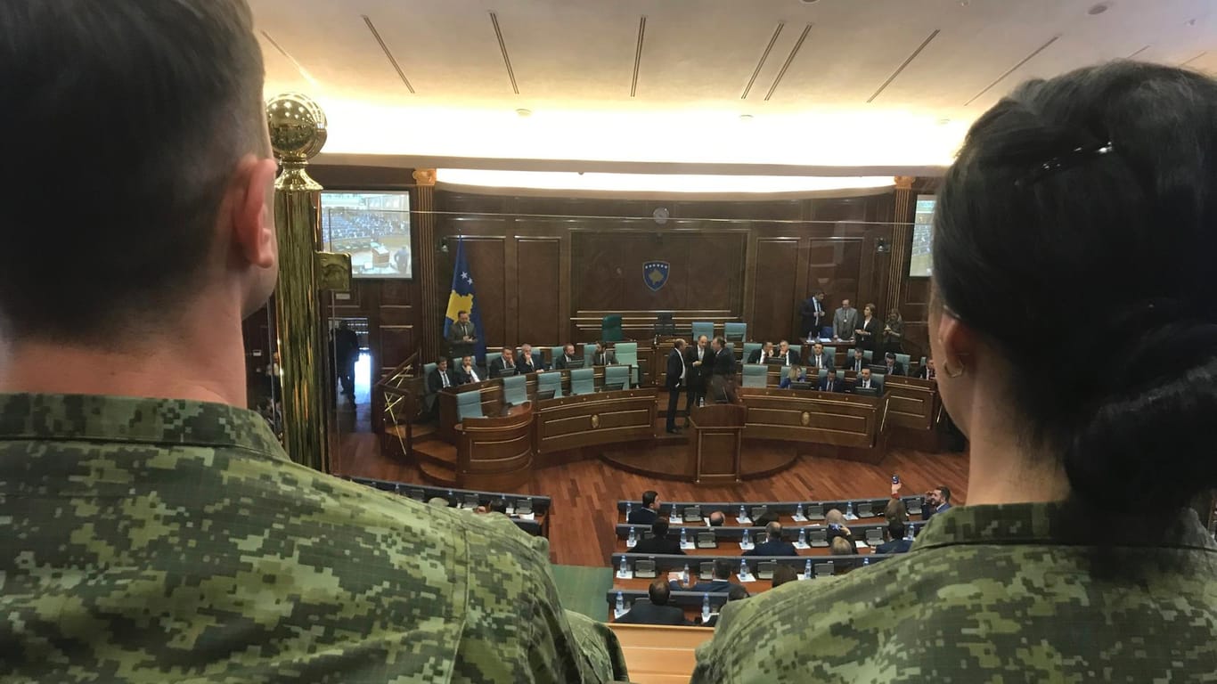 Mitglieder der Kosovo-Sicherheitskräfte nehmen an einer Parlamentssitzung teil: 5.000 Personen sollen die künftige Armee stellen.