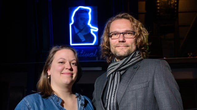 Festivalleiterin Svenja Böttger und Programmleiter Oliver Baumgarten vor einem Neon-Bild von Max Ophüls.