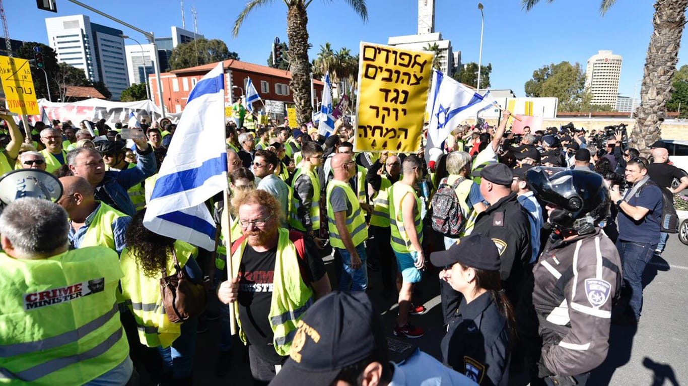 Demonstranten in gelben Warnwesten ziehen durch Tel Aviv: Sie protestierten gegen die hohen Lebenserhaltungskosten in Israel.