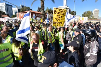 Demonstranten in gelben Warnwesten ziehen durch Tel Aviv: Sie protestierten gegen die hohen Lebenserhaltungskosten in Israel.