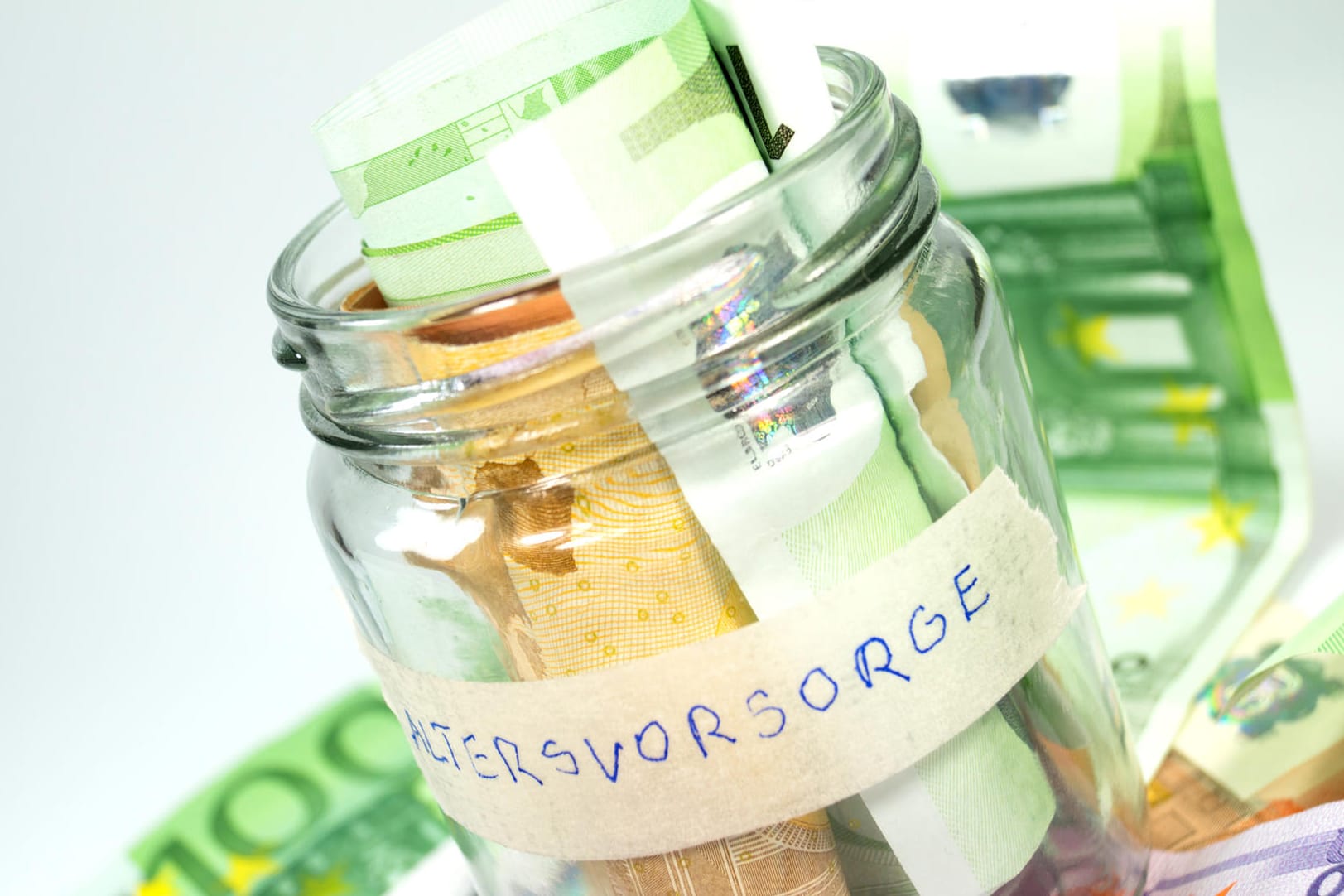 Sparen für Altersvorsorge: Verbraucherschützer kritisieren die Praxis, dass Versicherer nach der Änderung des Eigenbetrages bei der Riesterrente erneut Gebühren berechnen. Sparen für Altersvorsorge: Verbraucherschützer kritisieren die Praxis, dass Versicherer nach der Änderung des Eigenbetrages bei der Riesterrente erneut Gebühren berechnen.