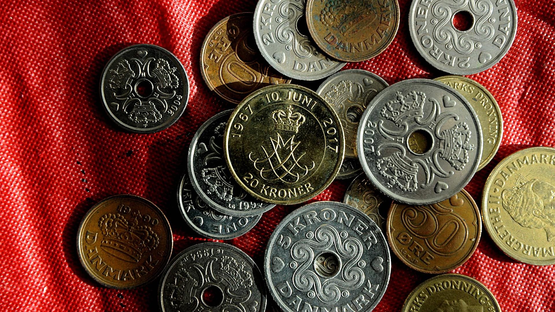Dänische Kronen: Die Eintreibung der einzelnen Kleinstbeträge wäre teuerer als die jeweiligen Schuld selbst – deswegen verzichten die Steuerbehörden auf ihr Geld. Dänische Kronen: Die Eintreibung der einzelnen Kleinstbeträge wäre teuerer als die jeweiligen Schuld selbst – deswegen verzichten die Steuerbehörden auf ihr Geld.
