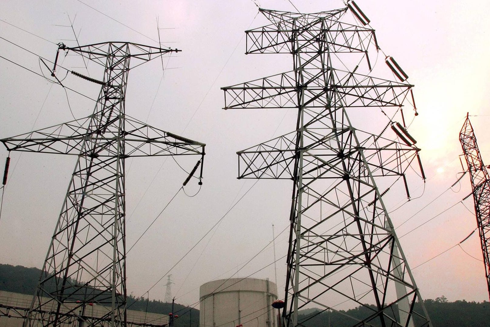 Strommasten vor einem Atomkraftwerk: Schon seit Juni befand sich der Reaktor in einer Testphase. (Symboldbild)