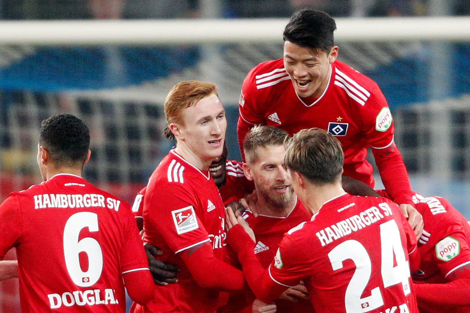 Der Hamburger Torschütze zum 2:1 Aaron Hunt (M) jubelt mit den Mannschaftskollegen.