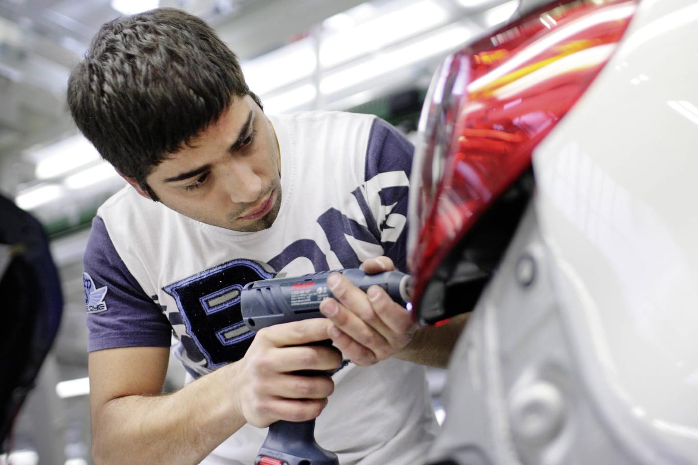 Ein Arbeiter in der Automobilindustrie: Die Hürden für Arbeitsmigration sollen deutlich höher ausfallen, berichten die "Stuttgarter Nachrichten". Die SPD wollte das eigentlich verhindern.