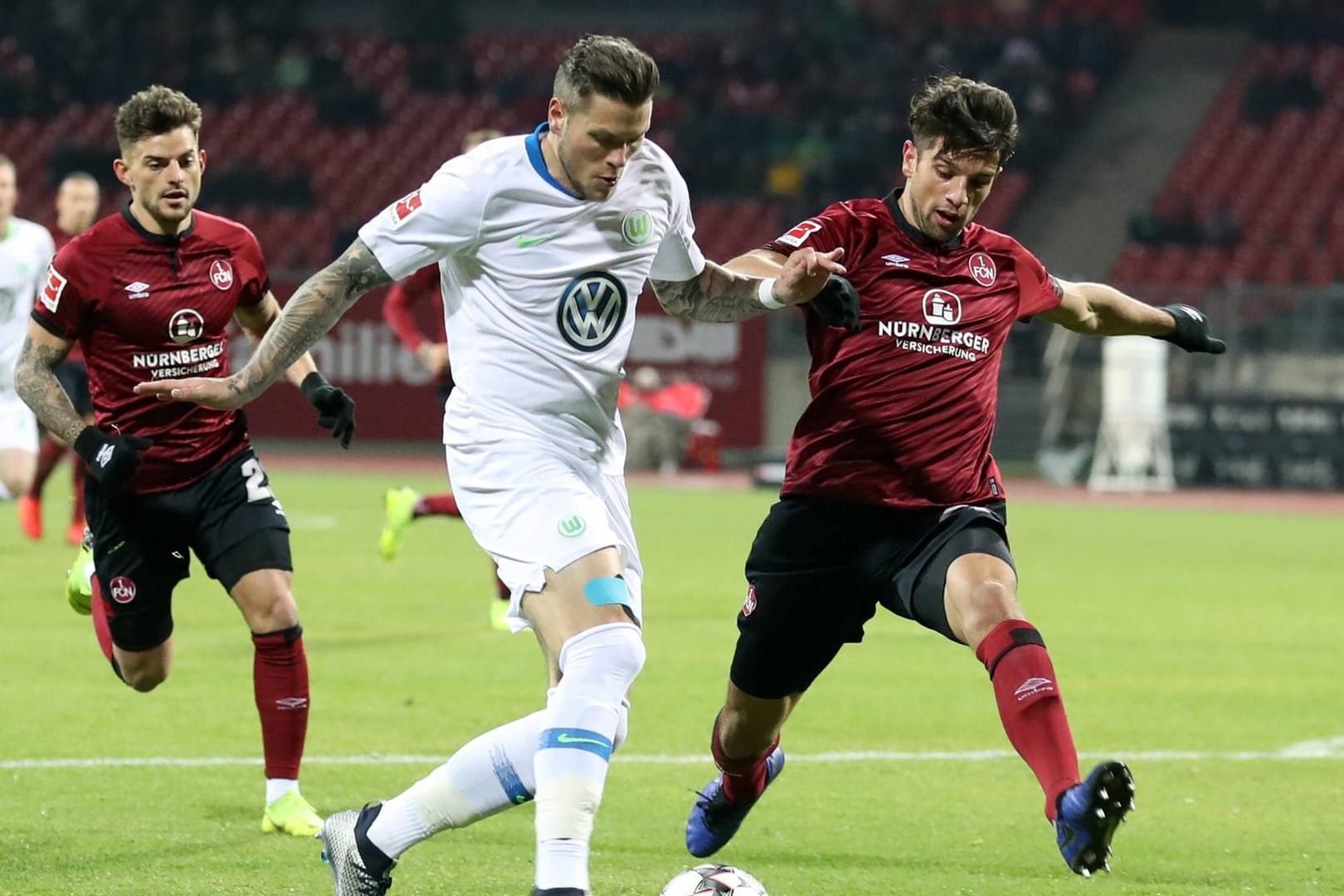Ex-Clubberer Daniel Ginzcek vom VfL Wolfsburg (Mitte) erzielte den Siegtreffer.