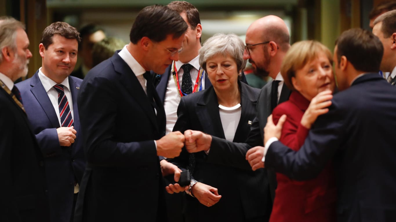 Der EU-Gipfel in Brüssel: Während die Euro-Staaten große Fortschritte beim Euro-Budget machten, guckt Premierministerin May in die Röhre: Die EU wird Großbritannien keine weiteren Zugeständnisse beim Brexit machen.