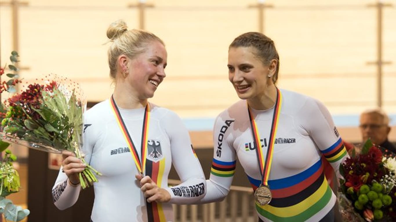 Sicherten sich auch in London Silber im Teamsprint: Emma Hinze (l) und Miriam Welte.