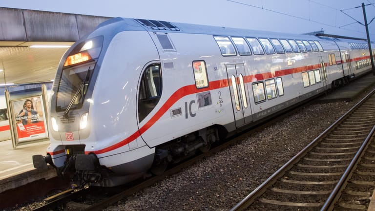 Ein IC 2 der Deutschen Bahn im Hauptbahnhof Hannover: Am Montag hat ein Warnstreik des Bahnpersonals weite Teile des Fernverkehrs lahmgelegt.
