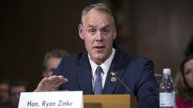 Innenminister Ryan Zinke war im März 2017 vom Senat im Amt bestätigt worden und gehört damit zu den Ministern, die sich lange unter Trump gehalten haben.