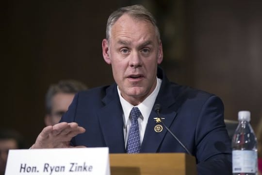 Innenminister Ryan Zinke war im März 2017 vom Senat im Amt bestätigt worden und gehört damit zu den Ministern, die sich lange unter Trump gehalten haben.
